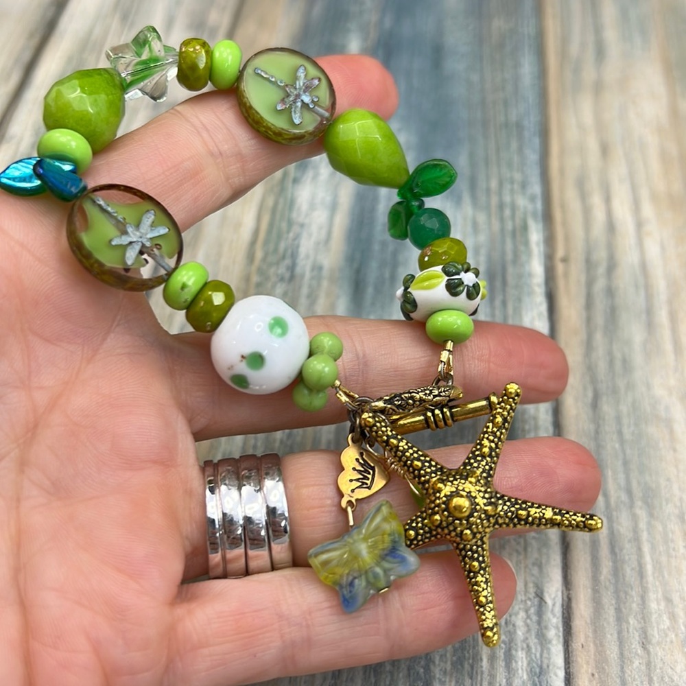 👑Adorned Crown Assemblage beaches & butterflies green starfish bracelet - Picture 3 of 8